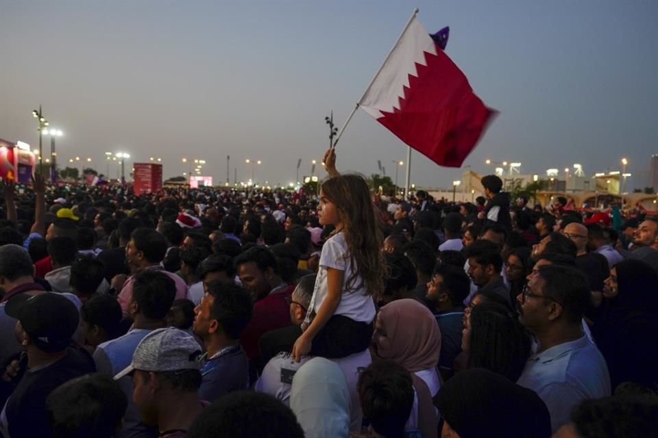 Miles de aficionados se enfrentaron, entre empujones, con la policía qatarí para entrar a ver el encuentro inaugural entre Qatar y Ecuador.