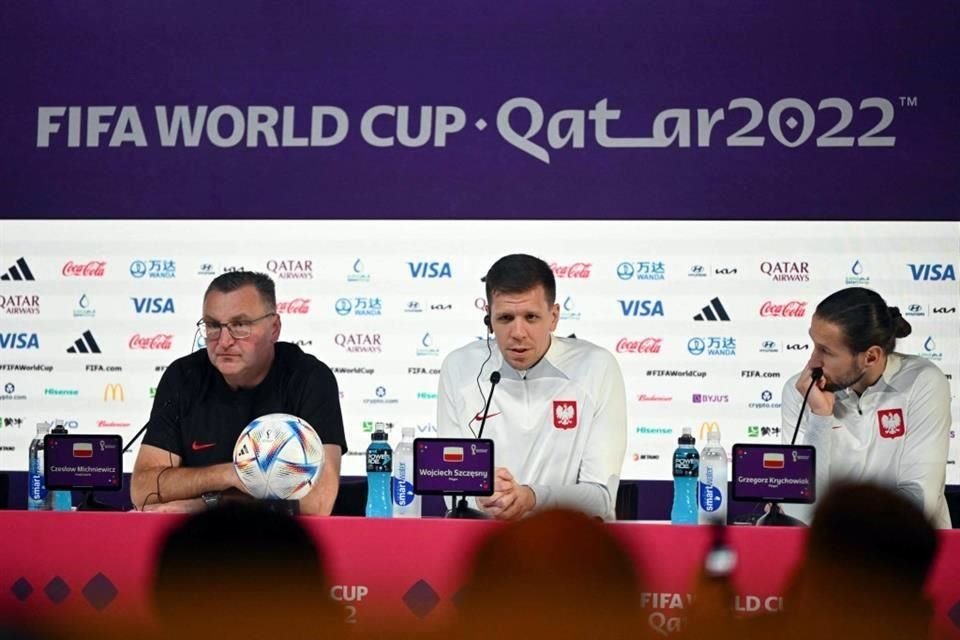 La Selección de Polonia y su entrenador, Michniewicz, comparecieron en el día previo al partido ante México.