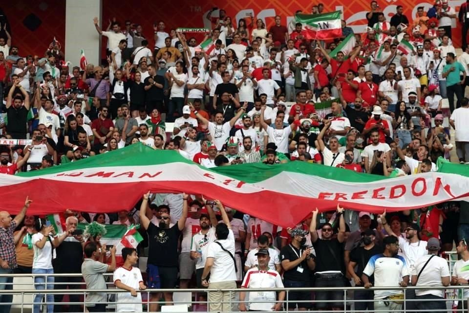 Aficionados iraníes en el Estadio Internacional Jalifa.