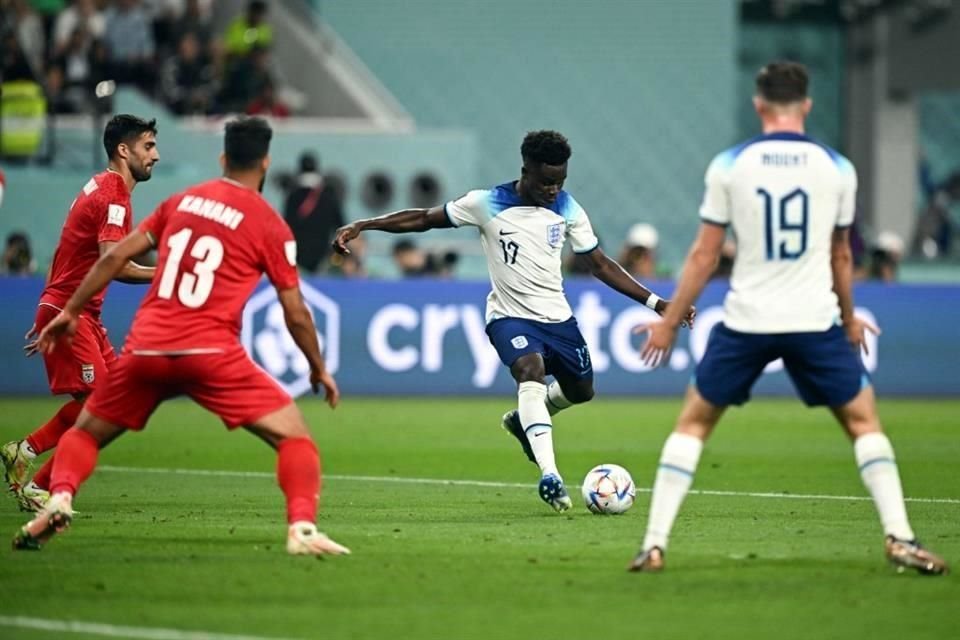 Bukayo Saka (17) hizo un doblete.