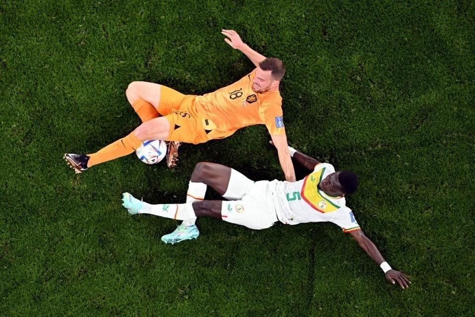 Janssen e Idrissa Gueye peleando el esférico... ¡Hasta en el suelo!