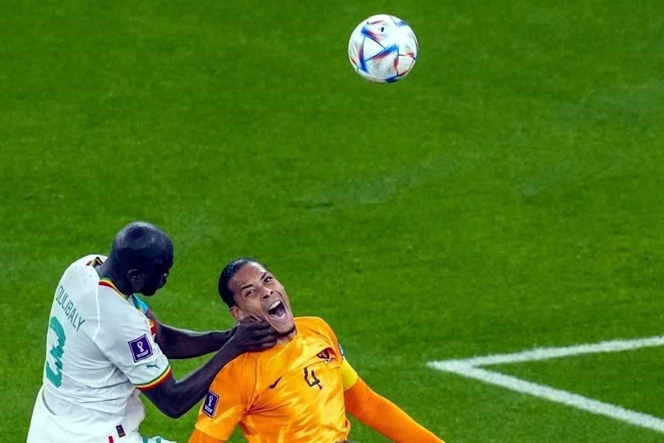 Los centrales Kalidou Koulibaly (izq.) y Virgil van Dijk peleando por el balón.