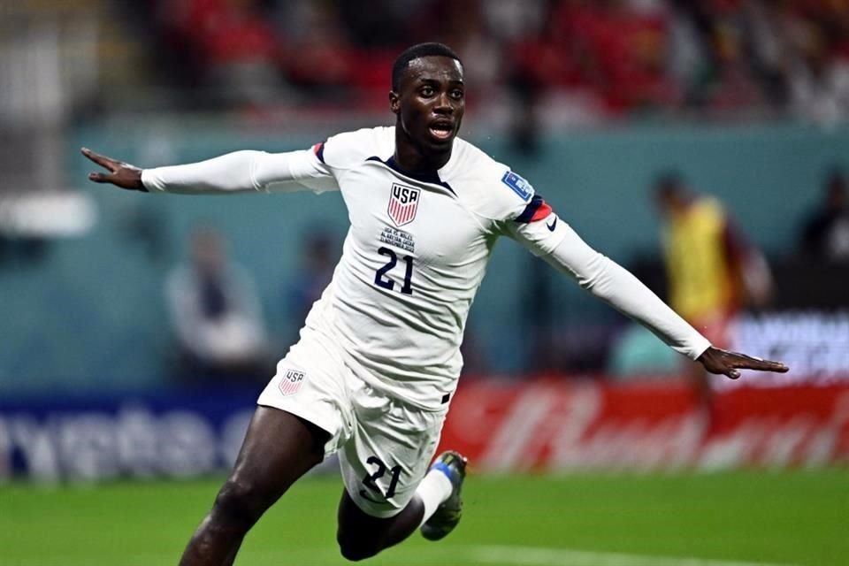 Timothy Weah celebra al anotar el primer gol del partido.