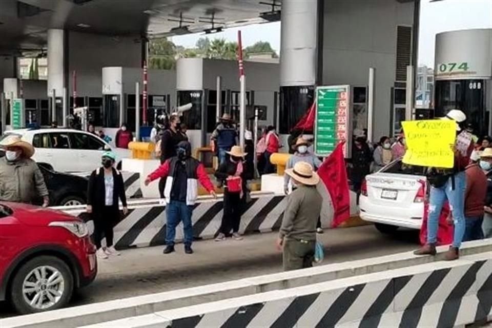 Maestros liberaron las plumas de la caseta de Tlalpan, de la vía México-Cuernavaca, y pidieron 100 pesos a los automovilistas.