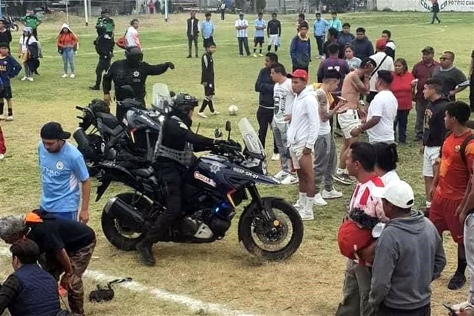 Integrantes de dos equipos de futbol comenzaron un pelea en un torneo, un sujeto sacó un arma de juego y la accionó contra sus rivales.