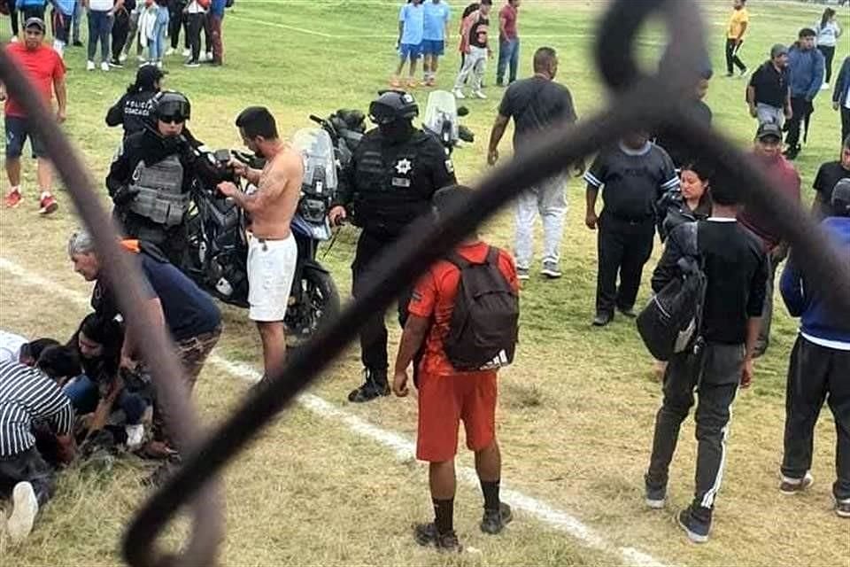 Integrantes de dos equipos de futbol comenzaron un pelea en un torneo, un sujeto sacó un arma de juego y la accionó contra sus rivales.