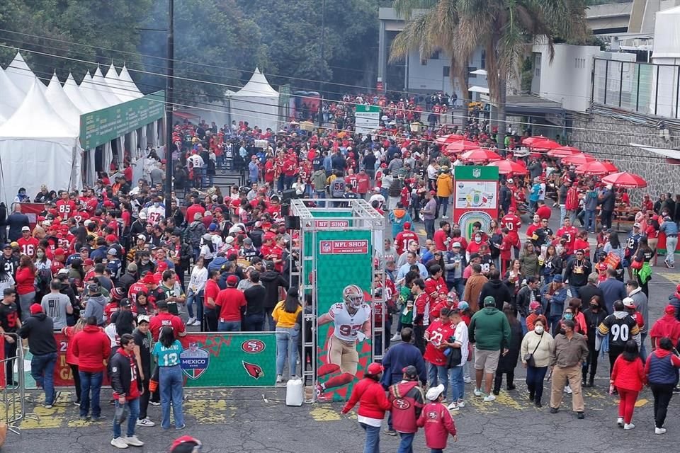 Una marea roja de aficionados para el duelo entre Arizona y San Francisco.