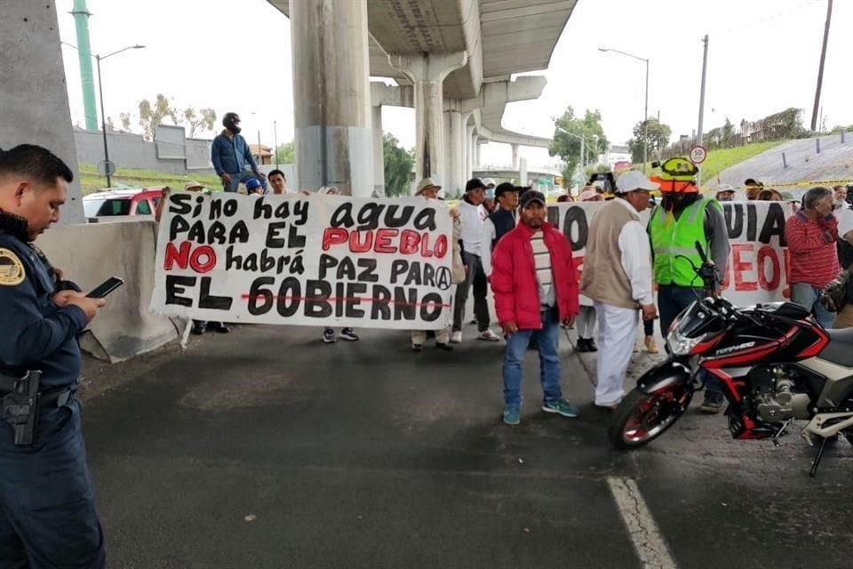 Durante retorno de turistas a CDMX, habitantes de la colonia San Pedro Mártir bloquean la Autopista México-Cuernavaca por falta de agua.