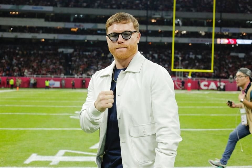 El boxeador 'Canelo' Álvarez presente en el Azteca.