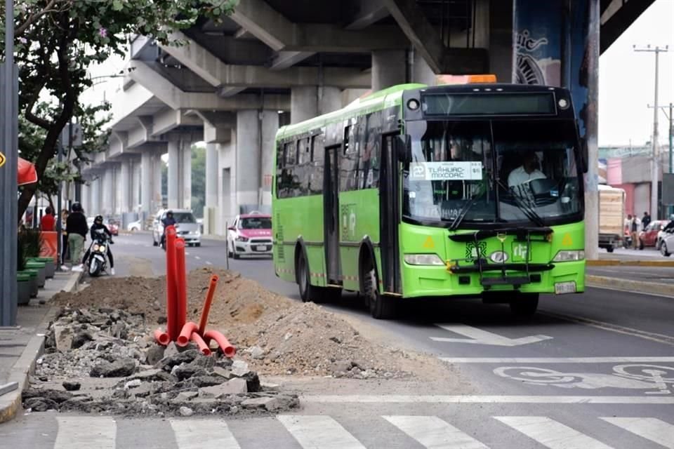 Vecinos de Tláhuac señalan que las obras de reforzamiento de la Línea 12 del Metro avanzan con lentitud y 'no tienen para cuándo terminar'.