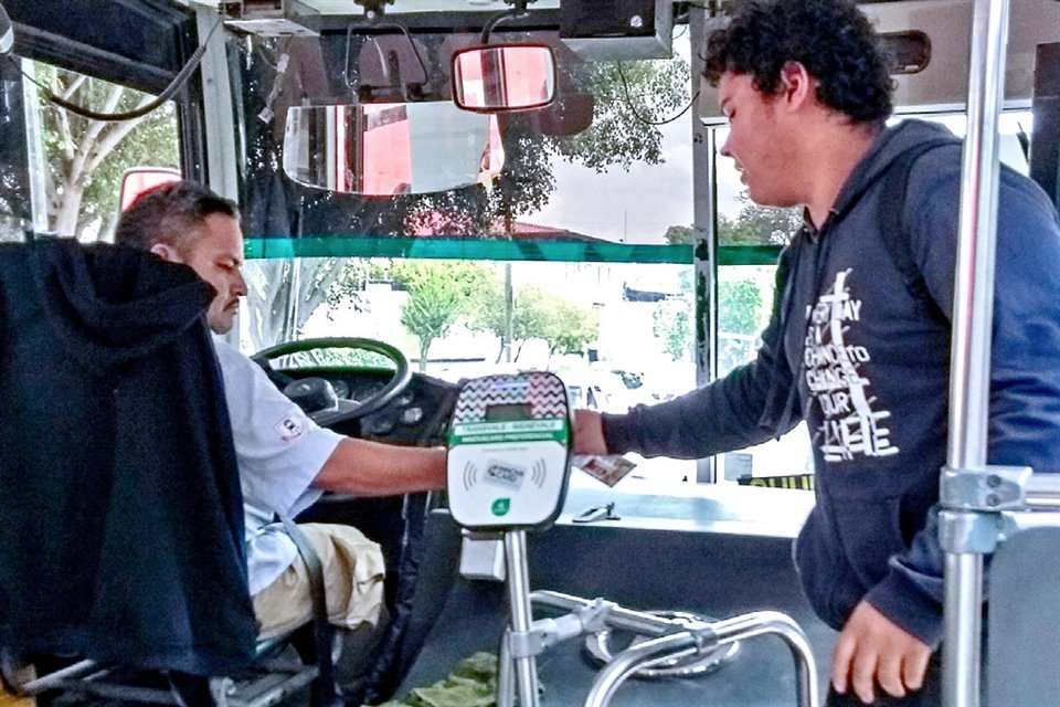 Autoridades esperan que al cierre del año el 65 por ciento de usuarios del transporte pague con tarjeta.