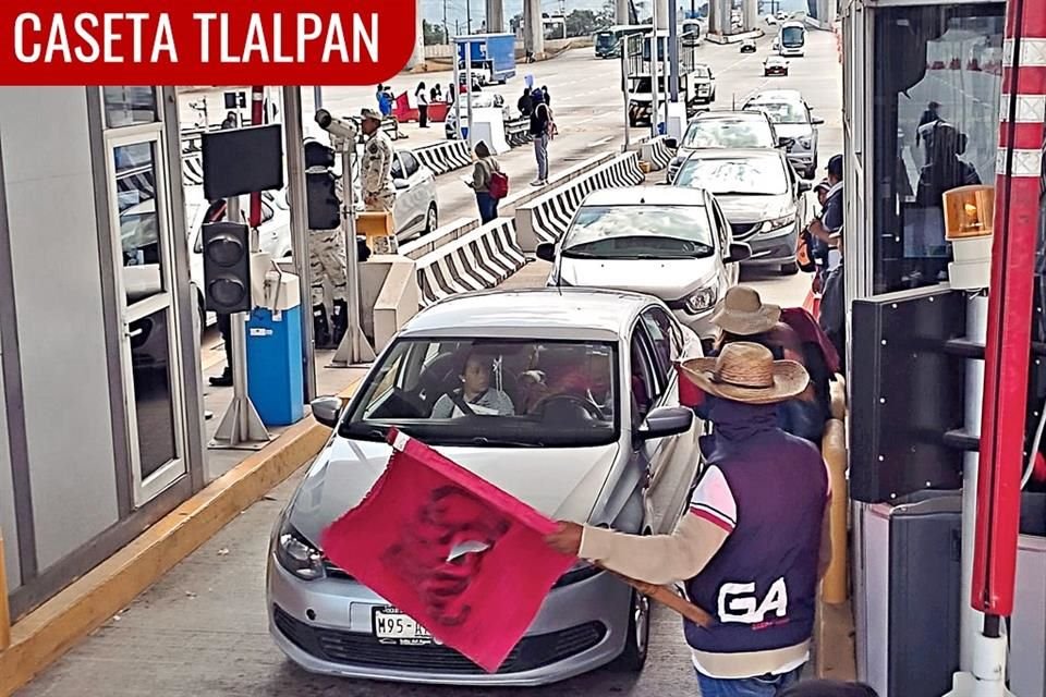 Más temprano, maestros de Guerrero tomaron la caseta.