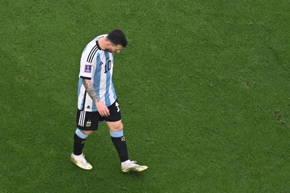 Lionel Messi salió cabizbajo del juego.