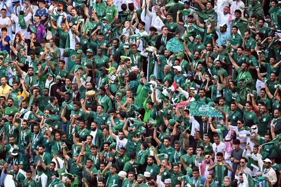 Los aficionados sauditas celebraron con todo la histórica victoria de su equipo.