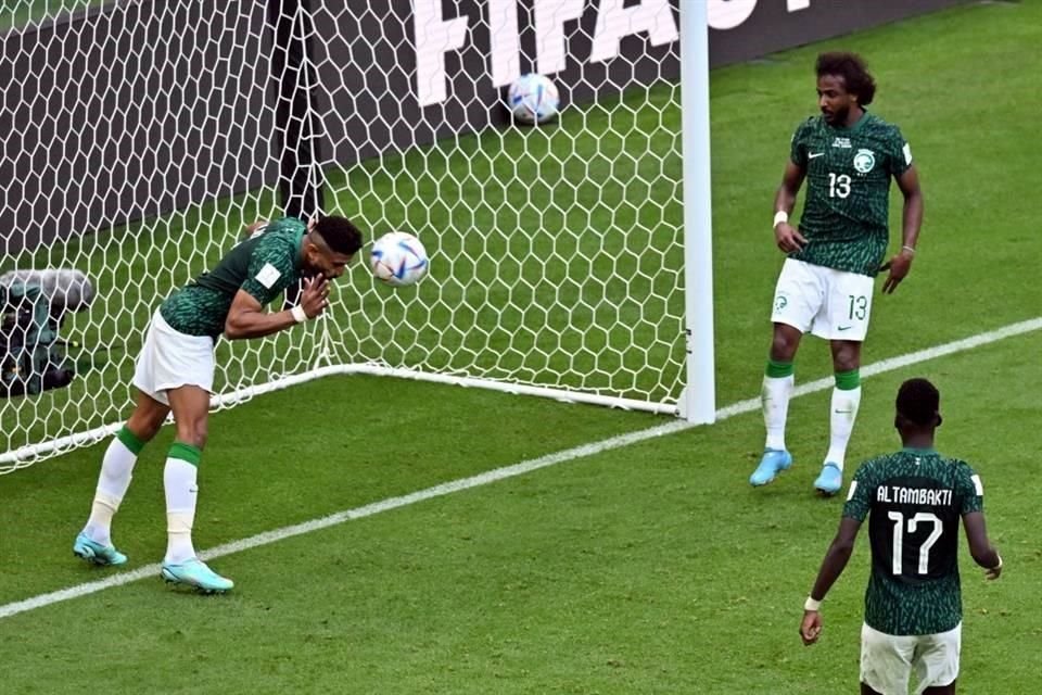 Abdulelah Alamri sacó un balón en la línea, para fortuna de su equipo.