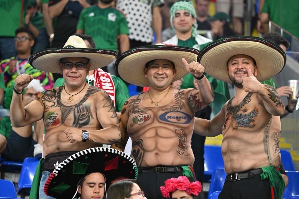 El humor mexicano no faltó, pues hubo playeras con siluetas de cuerpos musculosos.