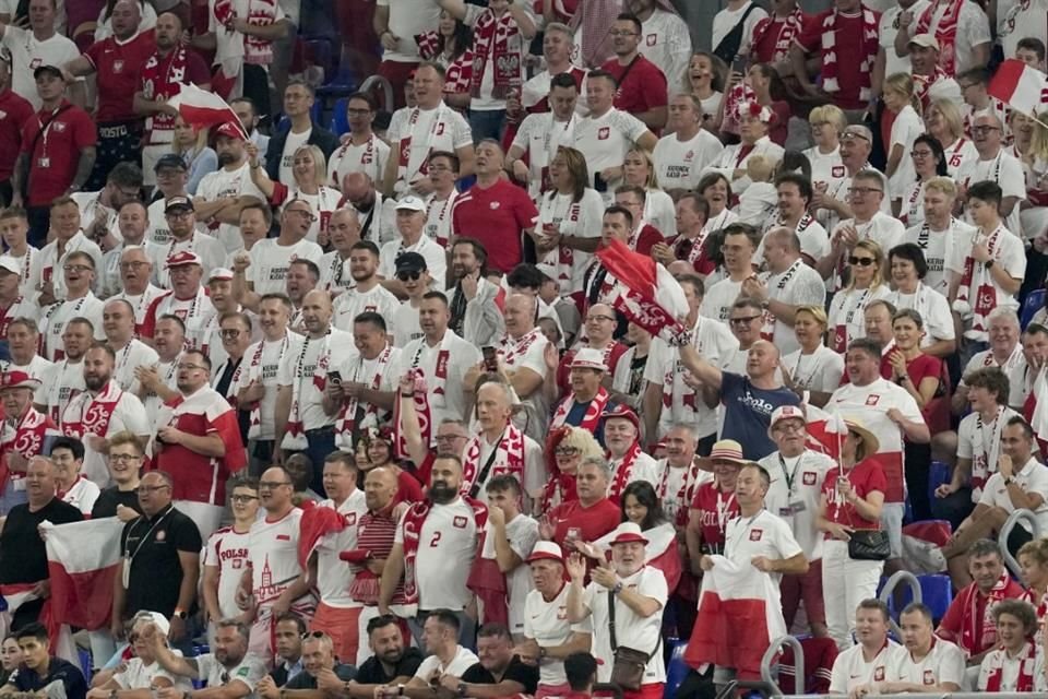 Una multitud de aficionados de Polonia también fueron a apoyar a su equipo.