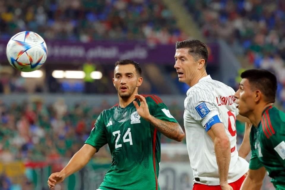 Robert Lewandowski estuvo bien vigilado por los centrales mexicanos.