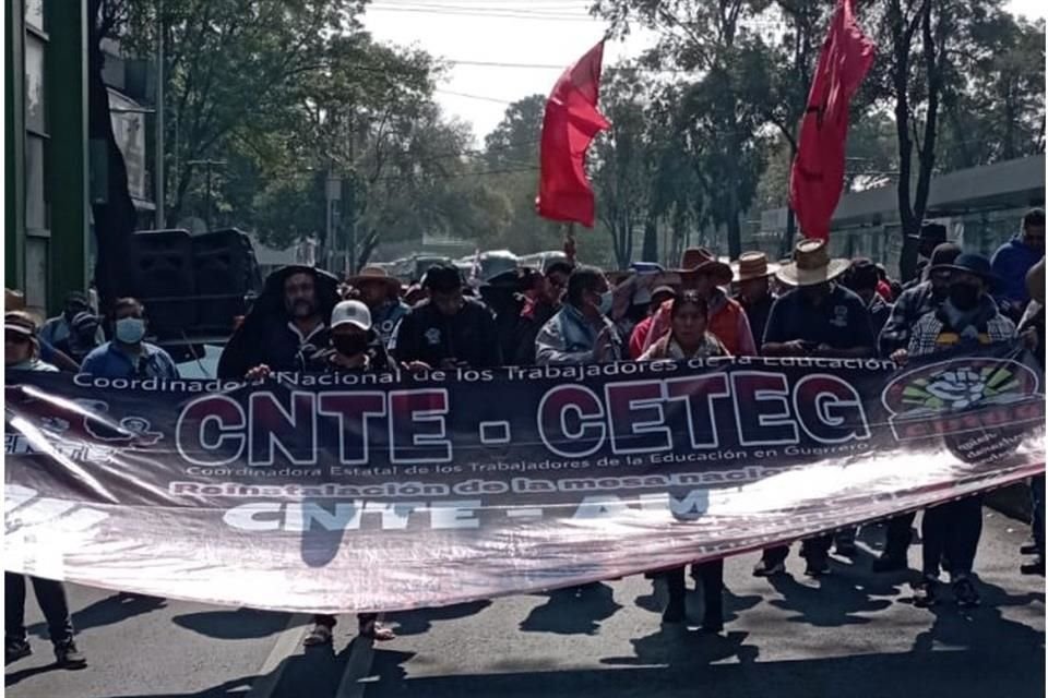 A su avance los manifestantes gritan y exponen sus demandas como: '¡Cuidado, cuidado con Guerrero, estado, estado guerrillero!'.