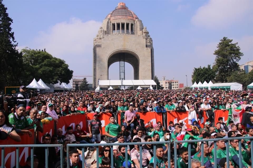 Seguidores de todas edades abarrotaron el Fan Fest con grito de gol ahogado.