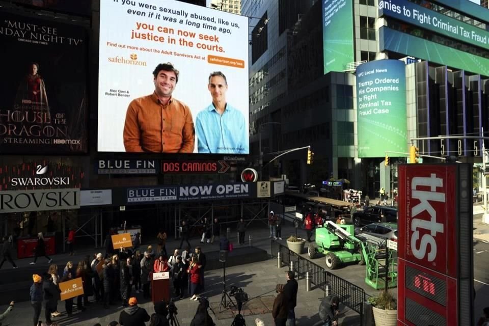 Un anuncio de servicio público de Safe Horizon sobre la Ley de sobrevivientes adultos en Times Square.