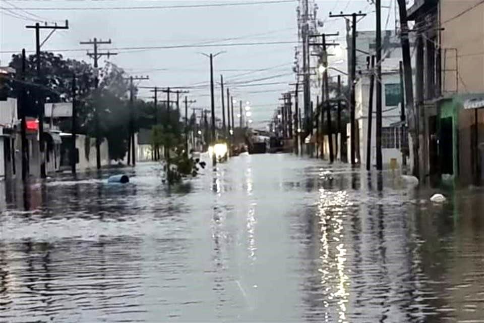 Zonas de Matamoros quedaron bajo el agua tras el paso del frente frío 10 que llegó con fuertes aguaceros durante la noche y esta mañana.