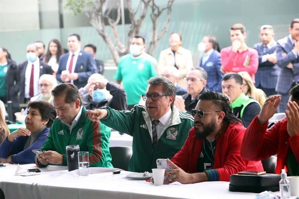 El morenista Ricardo Monreal siguió el debut mundialista de México desde el Patio del Federalismo de la sede del Senado.