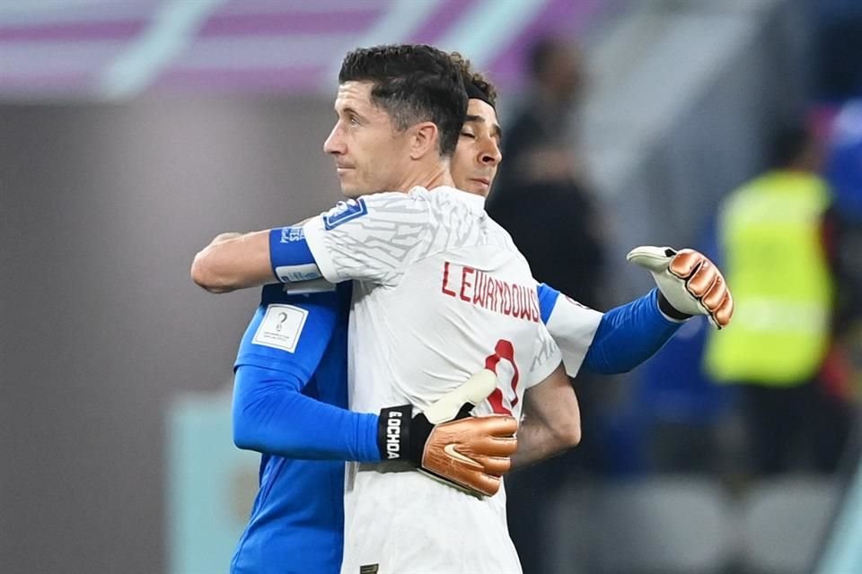 Memo Ochoa pidió a afición mexicana seguir apoyando al Tri y afirmó que analizó junto al entrenador de porteros los penales de Lewandowski. 