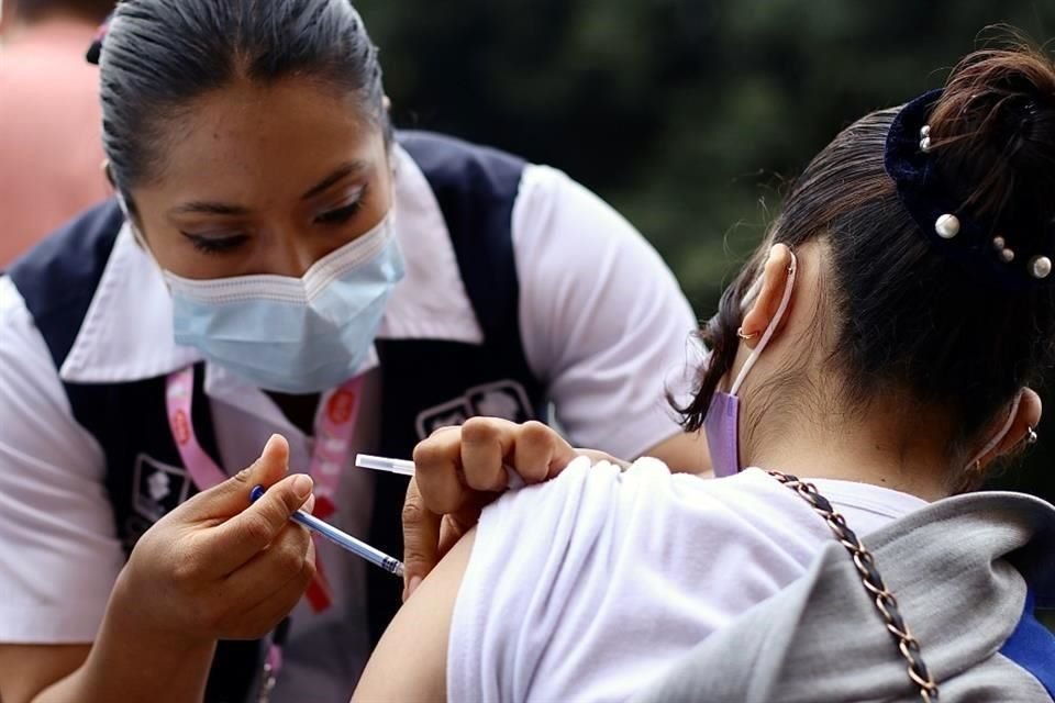 La Secretaría de Salud capitalina retomó la vacunación contra el Virus del Papiloma Humano en niñas de 13 y 14 años en escuelas públicas.