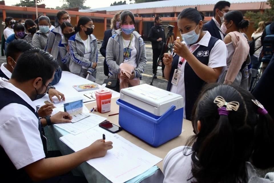 La Secretaría de Salud capitalina retomó la vacunación contra el Virus del Papiloma Humano en niñas de 13 y 14 años en escuelas públicas.