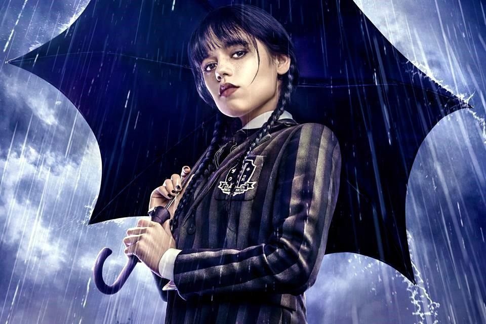 Interpreta la actriz Jenna Ortega a la joven Merlina Addams en la serie original de Tim Burton que estrena Netflix en su plataforma.