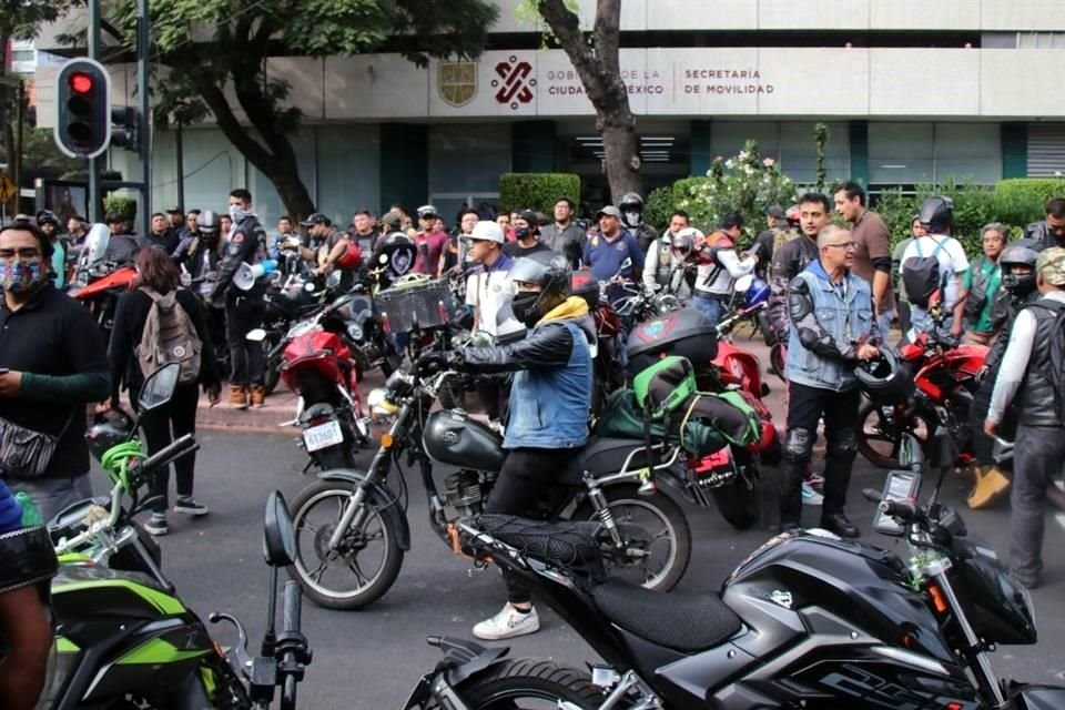 Repartidores y motociclistas pidieron en las oficinas de la Semovi que las modificaciones al Reglamento de Tránsito no sean implementadas.