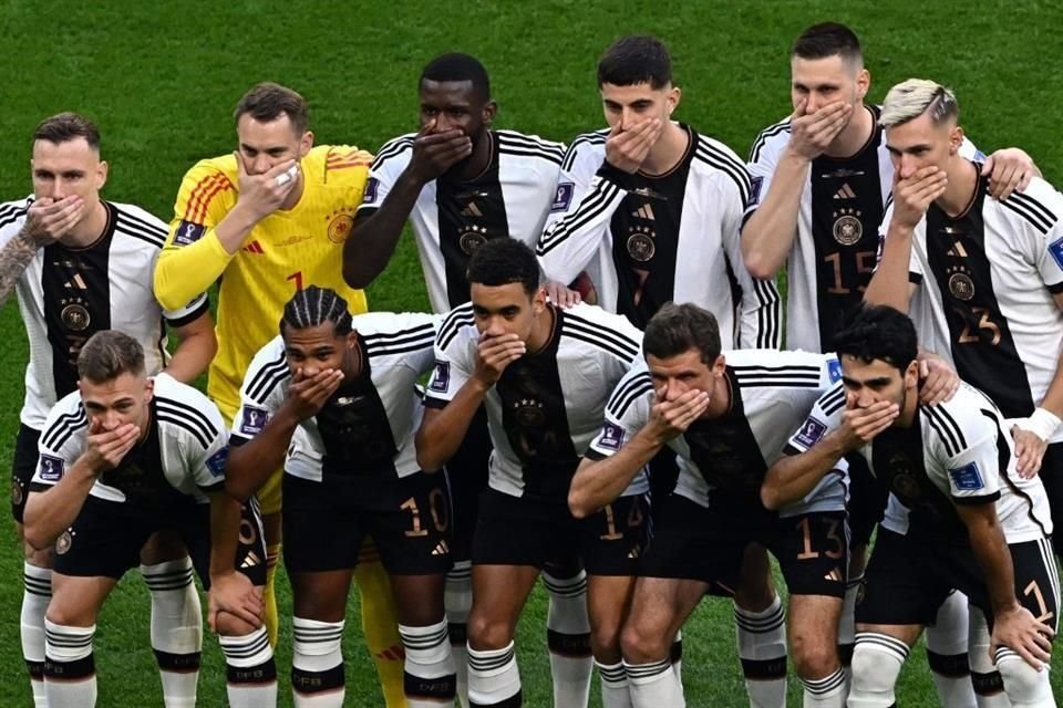 En señal de protesta, los jugadores de Alemania se taparon la boca en la foto previa al encuentro.