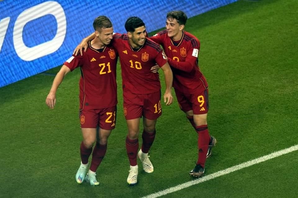 Marco Asensio (centro) anotó el segundo gol del encuentro.