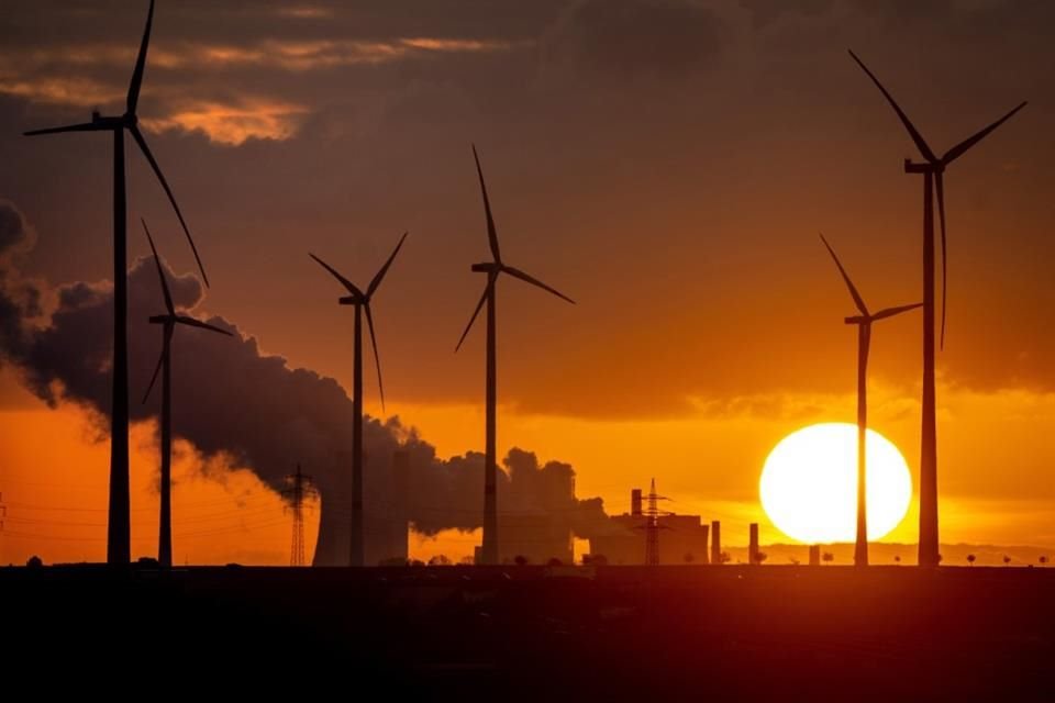 El vapor se eleva desde la central eléctrica de carbón cerca de las turbinas eólicas Niederaussem, Alemania.