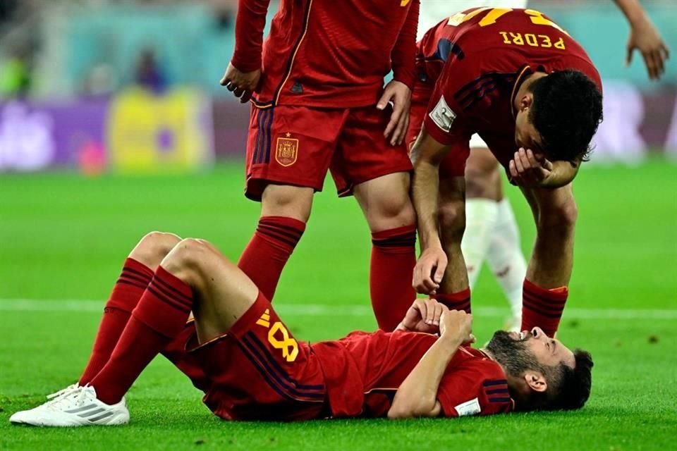 El veterano Jordi Alba yace en el césped tras una fuerte entrada.