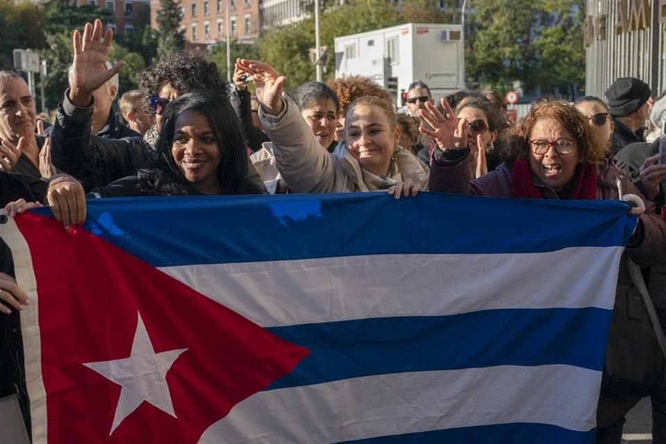 Los fans que acudieron a despedirse de Pablo Milanés extendieron la bandera de Cuba en su honor.