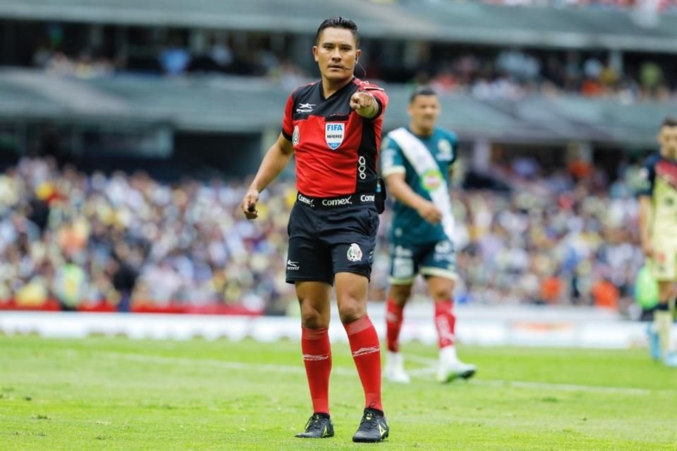 El silbante mexicano Fernando Guerrero continuará su participación en el VAR de la Copa del Mundo Qatar 2022.