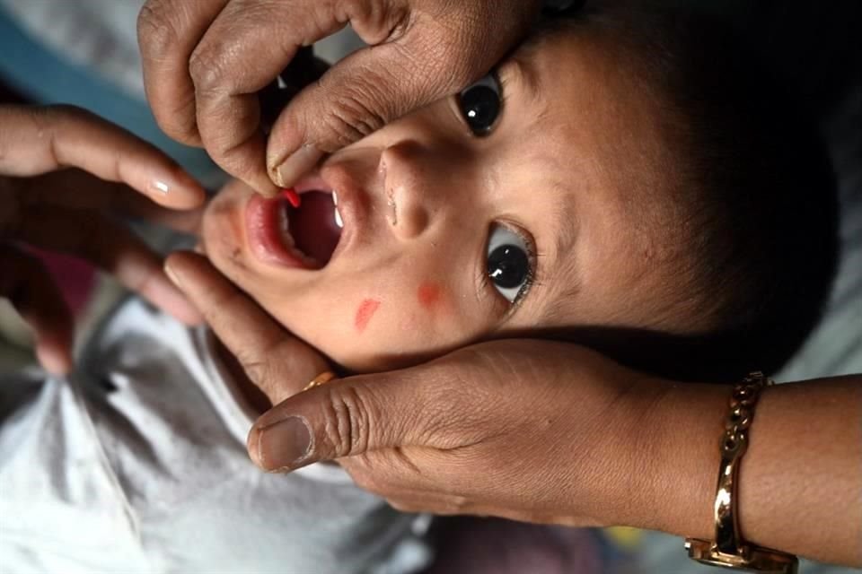 Un niño recibe una dosis contra el sarampión en un campo de vacunación temporal en Bombay, India, luego de un brote del virus que causó la muerte de 10 niños en la ciudad, el 23 de noviembre de 2022.