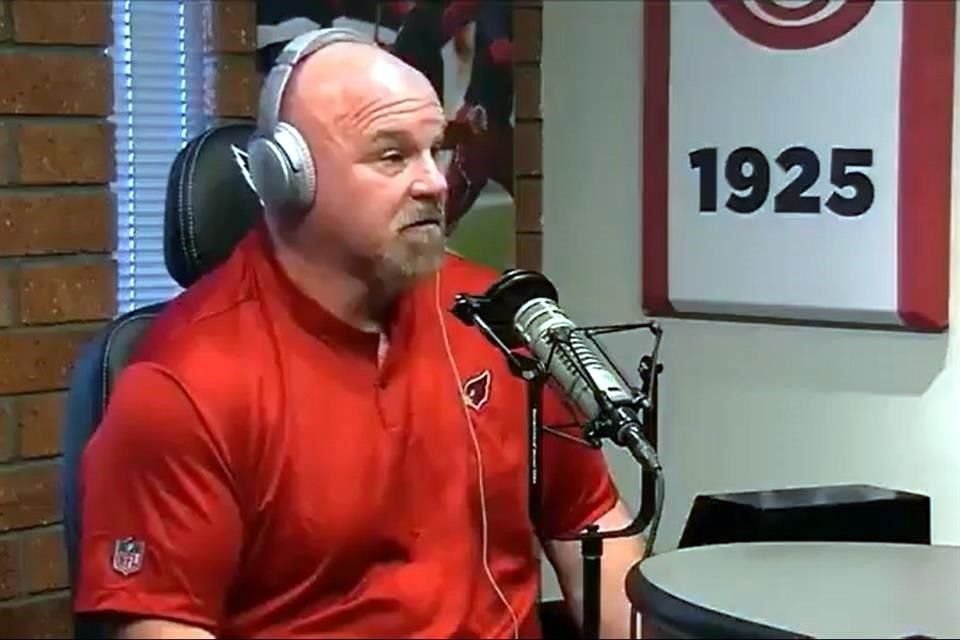 El coach asistente de línea ofensiva de los Cardinals, Sean Kugler, fue despedido por manosear a una mujer.