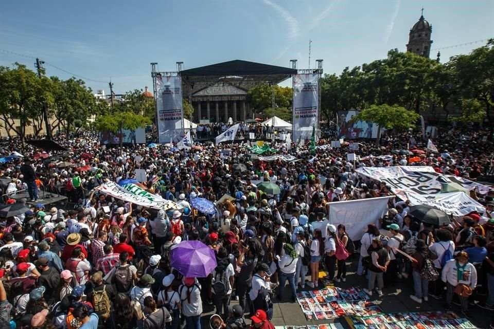 Miles de estudiantes, personal administrativo y docentes de la Universidad de Guadalajara, tuvieron como destino el Centro tapatío.