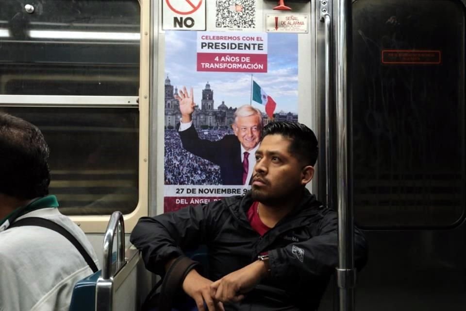 En las instalaciones del Metro fueron colocados cárteles con la imagen del Presidente y una invitación a la marcha del domingo.