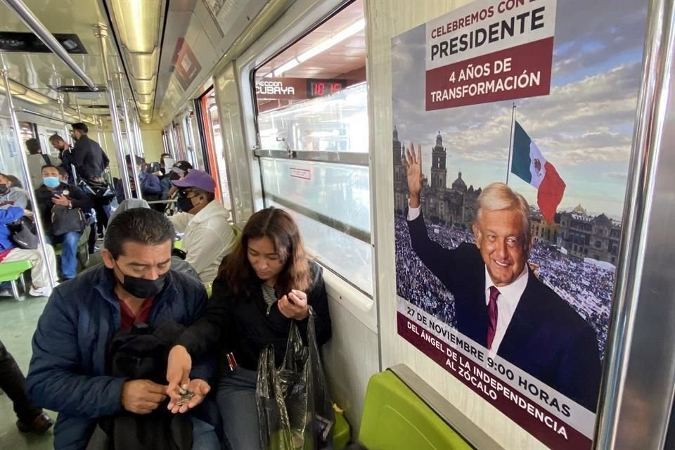 En las instalaciones del Metro fueron colocados cárteles con la imagen del Presidente y una invitación a la marcha del domingo.