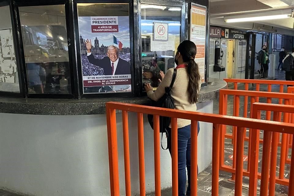 En las instalaciones del Metro fueron colocados cárteles con la imagen del Presidente y una invitación a la marcha del domingo.