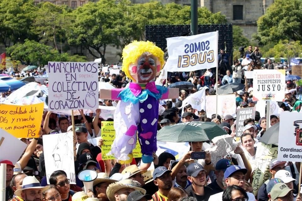 En solicitud de renuncia al Gobernador Enrique Alfaro, acabó la megamarcha que realizó ayer la UdeG, en protesta ante recorte presupuestal.