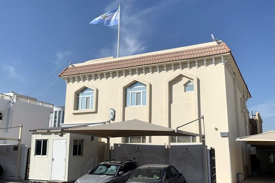 Ésta es la Embajada de Argentina en Qatar, en donde ya planean, en conjunto con la de México, un operativo para que no se repitan grescas.