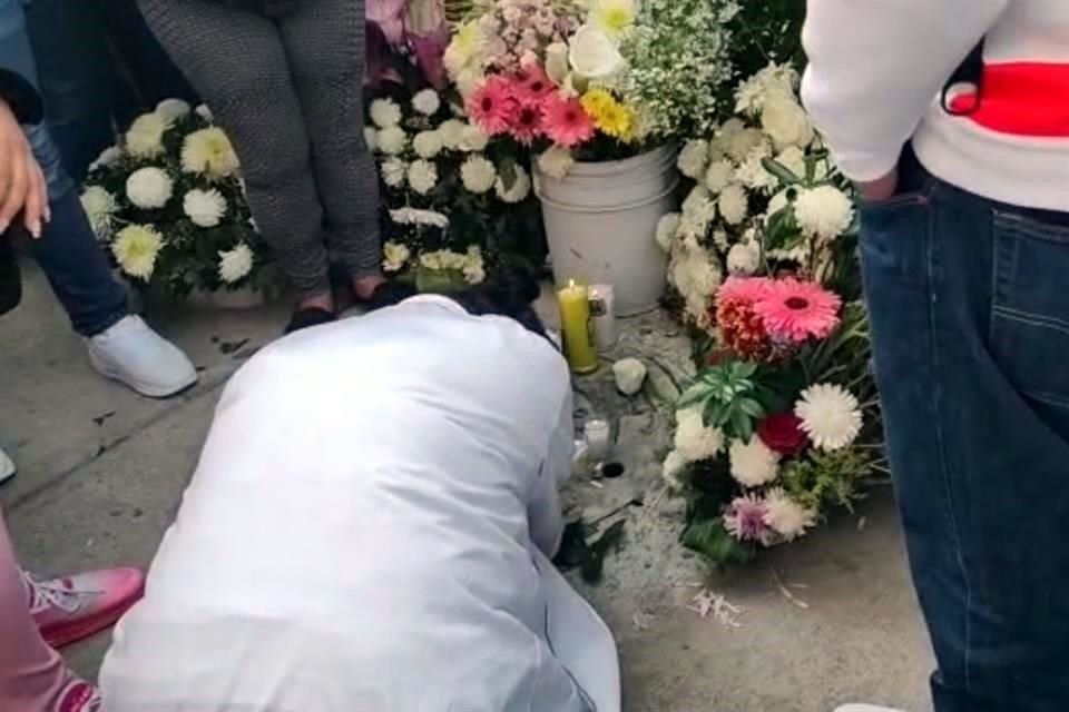 Familiares de Sofía y Esmeralda colocaron un altar en la coladera donde las jóvenes cayeron, el pasado 10 de noviembre, cuando se dirigían al concierto de Zoé.