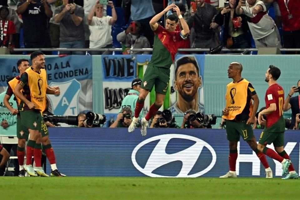 Cristiano Ronaldo celebra su gol y, coincidentemente, lo hace frente a una manta de Lionel Messi.