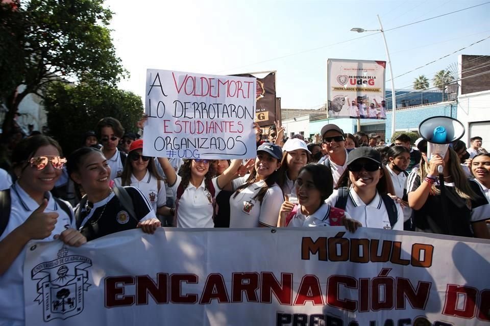 Miles de estudiantes marcharon ayer en demanda de más presupuesto para la UdeG.