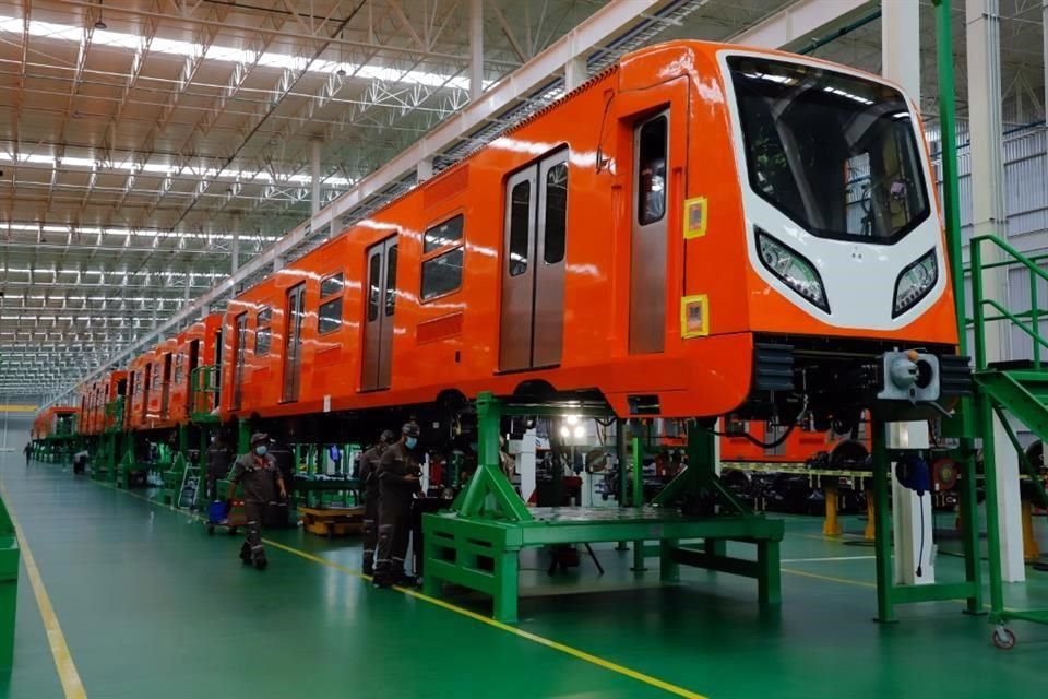 Trabajadores afinan detalles en el armado, pintura y tecnología de los 29 trenes que darán servicio a la Línea 1 del Metro.